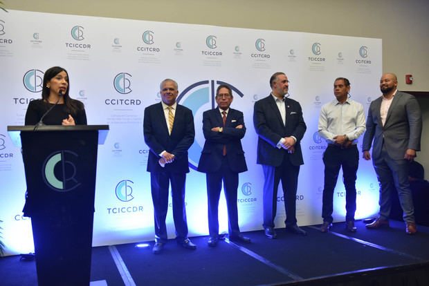 Desde la izquierda, en el pódium, Yasmara Mejía, directora ejecutiva de la nueva cámara de comercio; César José de los Santos, presidente; Fernando González Nicolás, presidente de la Mesa Redonda de los Países de la Mancomunidad; Marcial Smester, director de inversiones de Prodominicana; Caesar Campbell, vicepresidente de la cámara, y Alvin Hegner, representante del primer ministro de las Islas Turcas y Caicos.