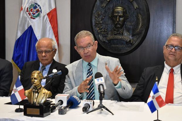 En el centro, el presidente del Instituto Duartiano, Wilson Gómez Ramírez, interviene en el encuentro. Le acompañan, ⁠Julio Manuel Rodríguez Grullón, vicepresidente y ⁠José Pilia Moreno Duarte, tesorero.