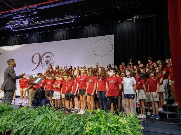 Estudiantes miembros del coro Carol Morgan School.