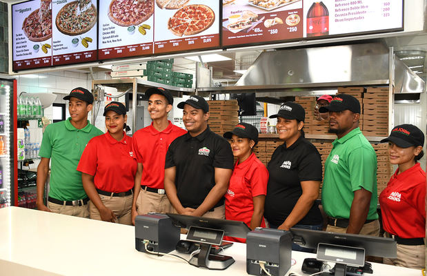 Alfry R. Paulino Lora, Gerente del Restaurante Papa John’s San Fco .De Macorís (Centro) acompañado  a su equipo de servicio al cliente.