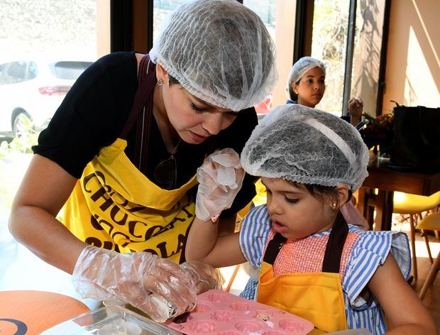 Amira Hernández, enseñando a Zeny Leyva a diseñar su barra de chocolate.