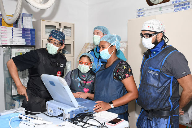 Dr.Pedro Ureña monitorea signos vitales de paciente intervenido acompaado del equipo médico.