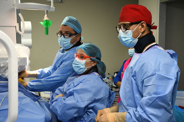 Dra. Eliany Mejía López junto al Dres. Alan Jhonson y Alfred Walker realizando procedimiento quirúrgico a pacientes de escasos recursos económicos.