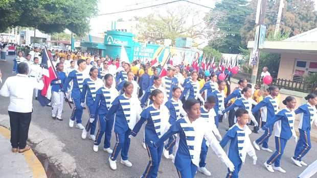 Estudiantes de diversas escuelas desfilan durante el acto.