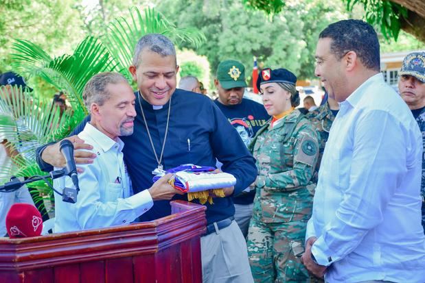 Juan Pablo Uribe hace entrega de la Bandera.