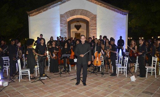 Foto 3 Maestro Guillermo Mota, Director Titular, Orquesta Sinfónica Juvenil de San Pedro de Macorís” Maestro Julio de Windt”.