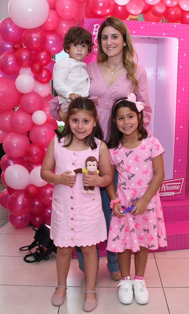Mónica Sánchez junto a los niños Jesús Turull, Antonia Turull y Alejandra López.
