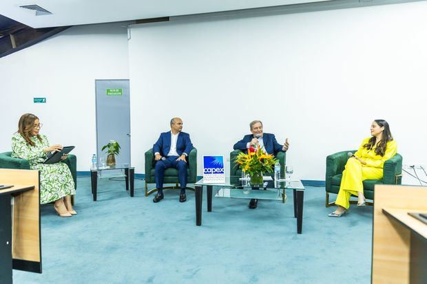 Oscar, Hendrik y Nirka, en el conversatorio moderado por Grisbel Medina.