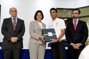 Uno de los 10 jóvenes que iniciarán el programa Tech Academy recibe de la vicepresidenta de la República, doctora Margarita Cedeño, equipos que utilizarán en su entrenamiento que abarcará dos años.