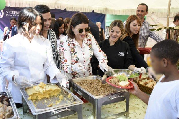 La doctora Margarita Cedeño acompaña a la chef Inés Páez (Tita), Rafael Estephan, de Ciudad de Ángeles; chef Catherine Lemoine, la actriz Honey Estrella y al alpinista Iván Gómez en la estación en que estos ofrecían el almuerzo a los niños.