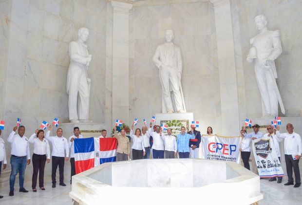 Representantes de Efemérides Patrias, reverencian a los patricios, en el Altar de la Patria.