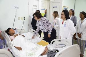 Vicepresidenta visita Maternidad La Altagracia; se solidariza con madres de 14 bebés fallecidos