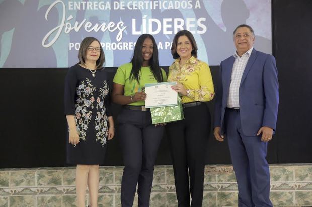 La estudiante del Instituto Politécnico Pilar Constanzo, Arbelis Espinal Marte, recibe de manos de la vicepresidenta de la República, doctora Margarita Cedeño, su certificado de participación y una tableta electrónica, como obsequio por su destacada labor durante el curso de Jóvenes Líderes por el Progreso y la Paz.