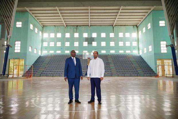 El rector Beltrán y el administrador de Banreservas, licenciado Pereyra, observan las instalaciones de la cancha techada de la Academia.