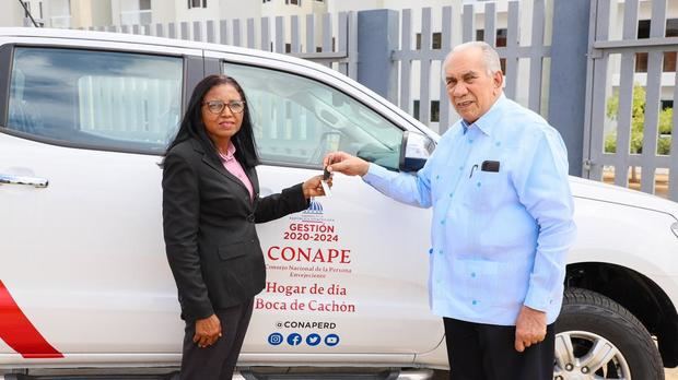 CONAPE entrega vehículos a centros de atención para garantizar servicio a los adultos mayores 