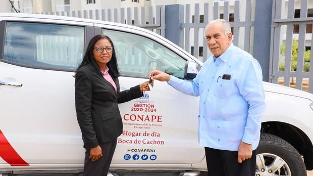CONAPE entrega vehículos a centros de atención para garantizar servicio a los adultos mayores 