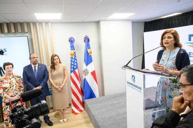 La vicepresidenta Raquel Peña habla en la inauguración de la
Oficina de Representación de Banreservas en Miami.