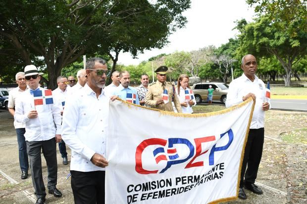 Juan Pablo Uribe, en compañía de autoridades civiles y militares, durante la caminata hacia la estatua ecuestre del héroe  Antonio Duvergé. 