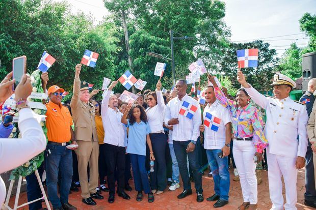 Juan Pablo Uribe, al centro, en compañía de estudiantes.