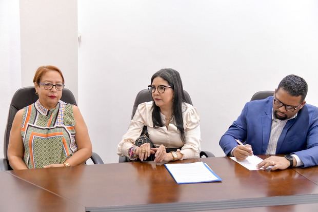 Desde la izquierda, Bertha Montero, presidente de la Fundación de Mieloma Múltiple; Teresa Mártez, presidenta de BioRed Dominicana; y Juan Manuel Pérez Osorio, presidente de la Fundación Un Amigo Como Tú.