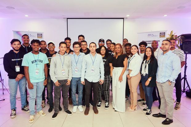 Directivos de SDM e ITLA con estudiantes que participaron en el Hackathon.