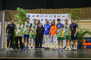 El equipo subcampeón del colegio Luis Muñoz Rivera, recibe medallas de manos de Priscila Garrido, directora del colegio New Horizons y representantes de la familia Mata.