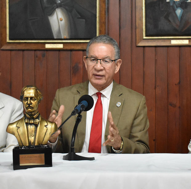El presidente del Instituto Duartiano, Wilson Gómez se dirige a los presentes.