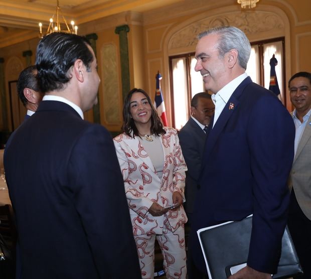 Integrantes de la directiva de Adoexpo intercambian con el mandatario.