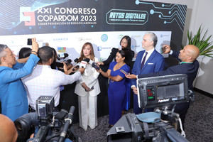 Laura Peña y Luis Miguel De Camps conversan con periodistas.