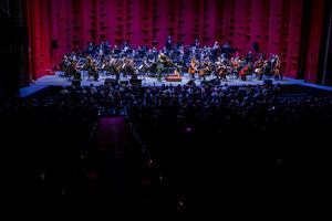 Sesenta músicos en escena de la orquesta Filarmónica de Santo Domingo.