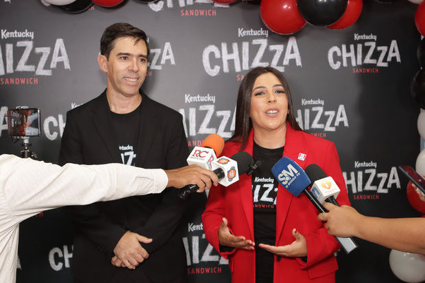 Se dirige a los presentes, Vanessa González, gerente de mercadeo de KFC.
