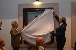 El presidente del Instituto Duartiano, Wilson Gómez Ramírez y el pintor Miguel Núñez desvelan el retrato de María Trinidad Sánchez.