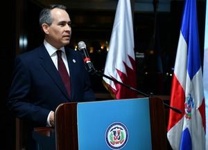 El Emb Cuello Camilo mientras pronunciaba su discurso conmemorativo del 176 aniversario de la independencia nacional en Doha, Qatar, en presencia de 350 invitados,.