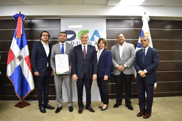 El director de Aduanas, Enrique Ramírez y ejecutivos de Espalsa.