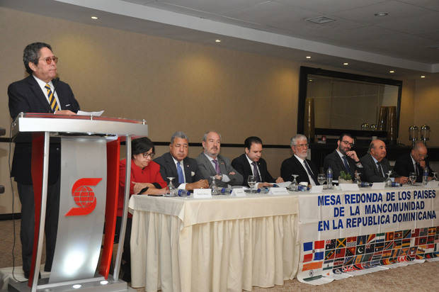 Fernando González incia el seminario. Al lado mesa central.