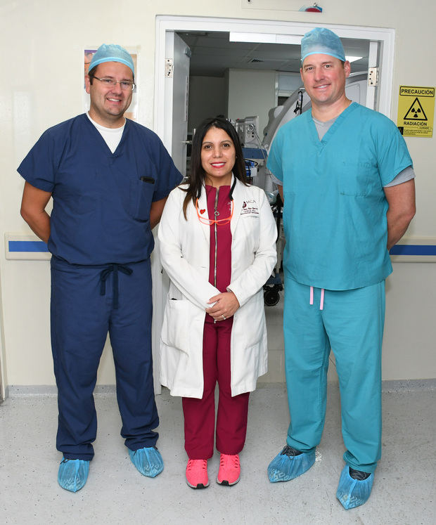 Dra. Eliany Mejía López junto al Dr. Alan Jhonson de la Universidad de Virginia y Dr. Alfred Walker representante de Medtronic, luego a las intervenciones quirúrgicas.
