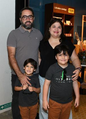Enrique Pou, Sandra Rodríguez, Javier y Jorge Pou.