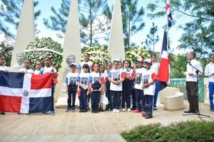 Estudiantes de las escuelas, con los símbolos de la dominicanidad.