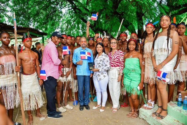 Juan Pablo Uribe, entrega la  medalla conmemorativa de Enriquillo.