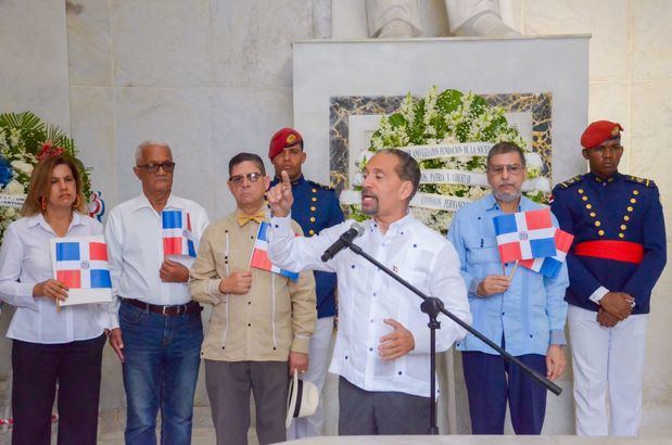 Juan Pablo Uribe, junto a representantes de las fundaciones patrióticas, en el Altar de la Patria.