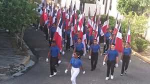 Las abanderadas en el desfile patriótico.