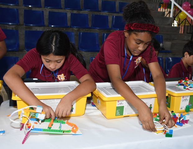 Silvana Polanco, Daphne Zaymill y Marrero Ortiz, alumnos del Colegio Loyola de Santo Domingo, en plena acción de su proyecto.