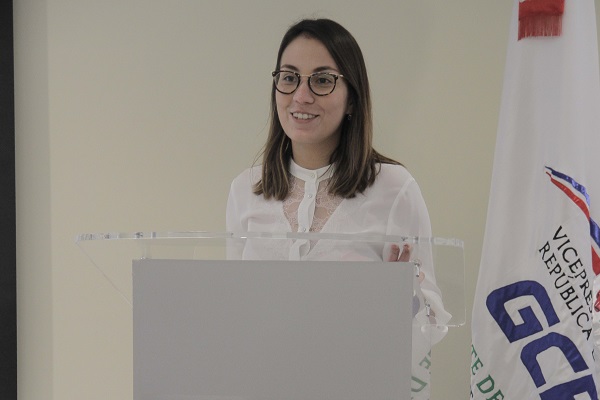 Ana Ortega, encargada de Alianzas Estratégicas y Acuerdos Interinstitucionales del proyecto Tú Primero de la Vicepresidencia, presenta las bases del concurso Innovapp 2018.