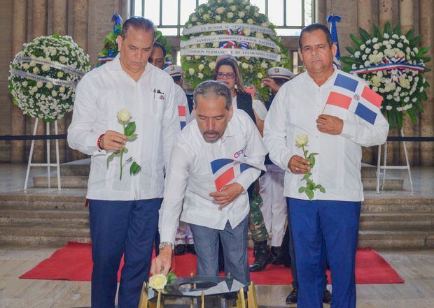 Juan Pablo Uribe, deposita una rosa en la llama votiva.