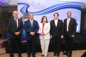 Desde la izquierda, Armando Rivas, presidente saliente de BASC Dominicana; Horacio Lomba, presidente entrante; Lucile Houellemont, miembro honorífico; José María Munné, segundo vicepresidente y Omar Castellanos, director ejecutivo.
