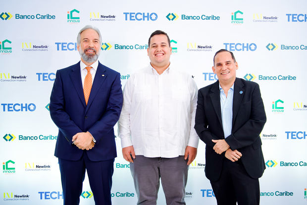 Desde la izquierda, Dennis Simó Álvarez, presidente ejecutivo de Banco Caribe; Jorge Fernández, director general de Techo, y Miguel Cunillera, presidente.