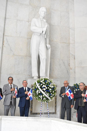 Desde la izquierda Jacinto Pichardo, secretario general del Instituto Duartiano; Wilson Gómez Ramírez, presidente; Julio Manuel Rodríguez Grullón, vicepresidente y Pilia Moreno, tesorero.