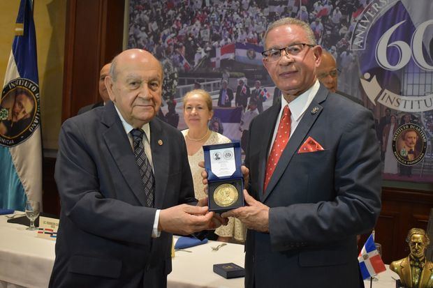 El rector de APEC, Franklin Holguín, recibe una Medalla Conmemorativa.