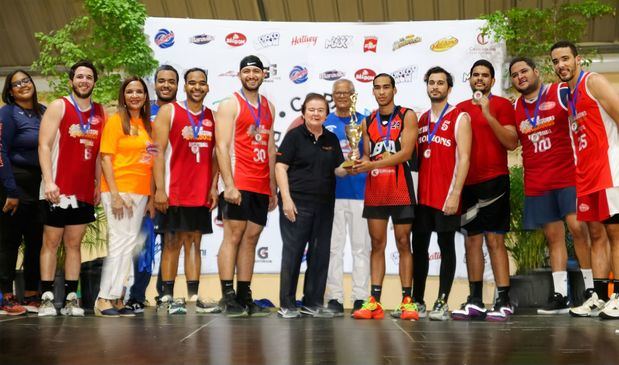 La directora del Colegio New Horizons y representantes de la familia Mata entregan la copa al equipo Rojo como campeón de la categoría Egresados.