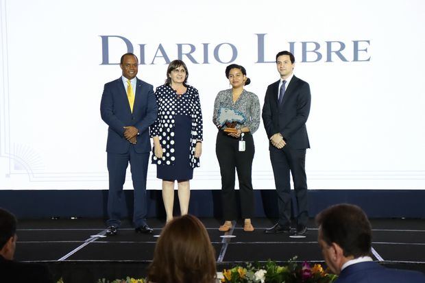 Inés Aizpún y Irmgard Cruz, de Diario Libre, reciben el premio de los directivos Adoexpo, Mario Torres y Raúl Peralta.